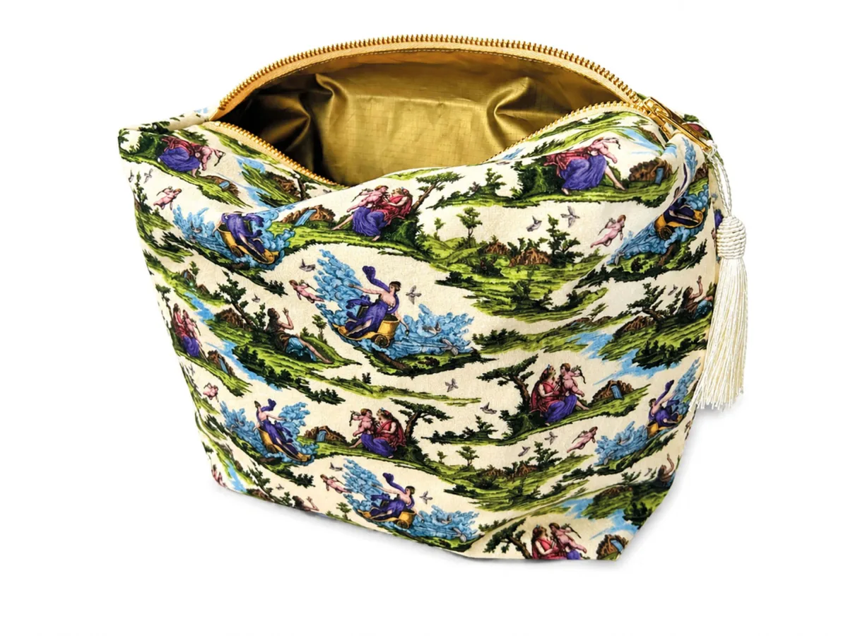 10 Cosmetic and washbag 2